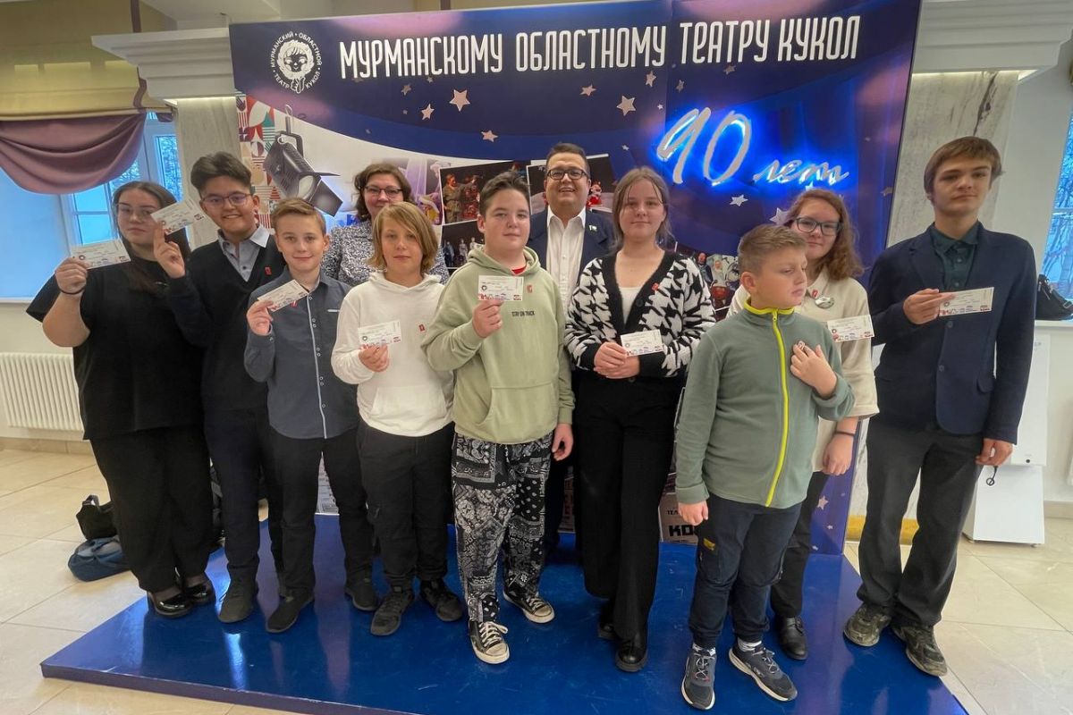 Школьники из Североморска бесплатно посетили спектакль партпроекта