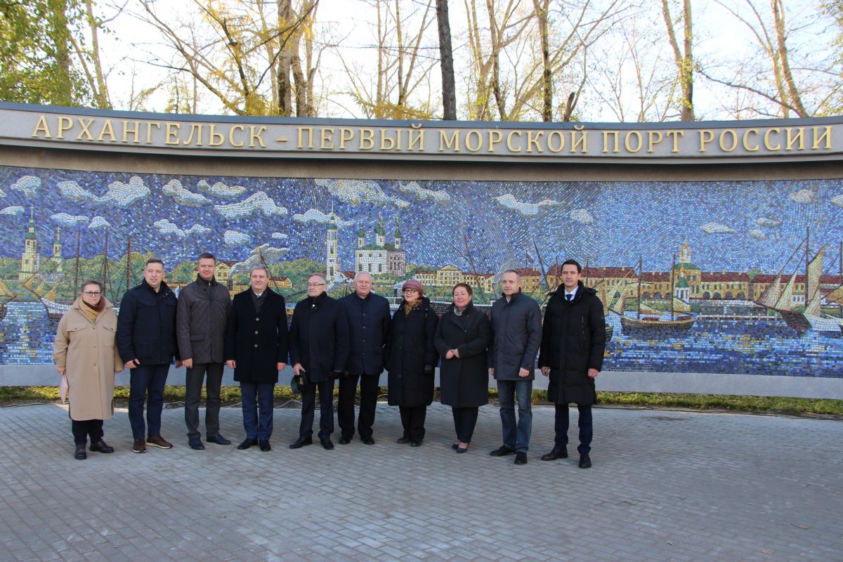 В Архангельске торжественно открыли мозаичное панно у Петровского парка