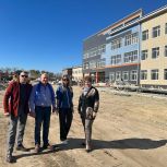 Партийный десант следит за ходом строительства новой школы в Михайловске
