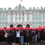 Тысячи активистов «Молодой Гвардии» и «Волонтерской Роты» поздравили Президента России с днем рождения на Дворцовой площади