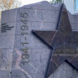 В День Московского народного ополчения единороссы и активисты запада Москвы возложили цветы к памятнику на Кутузовском проспекте