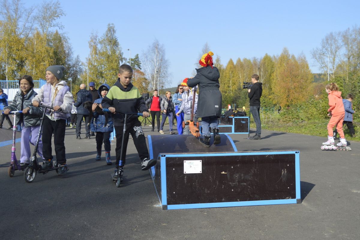 В Калтане единороссы открыли новый скейт-парк