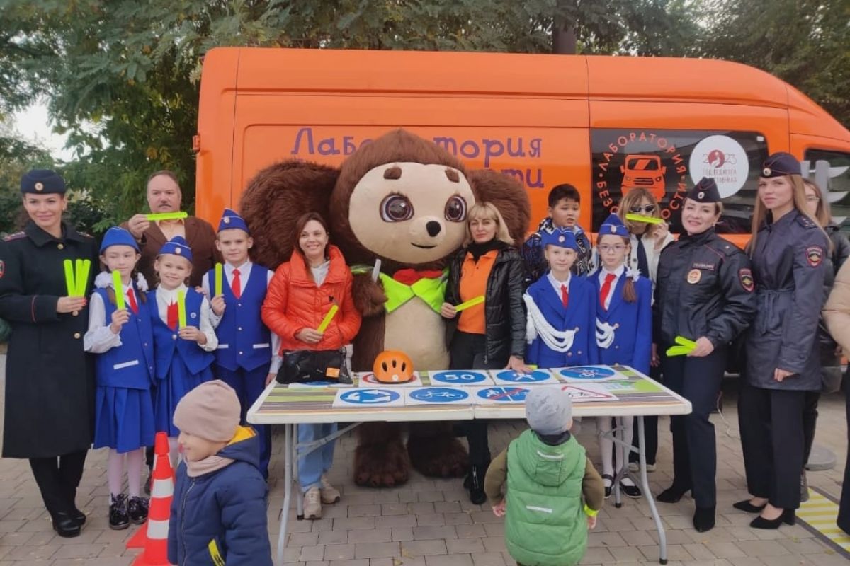 В городском парке «Аркадия» прошёл флешмоб «Засветись!»