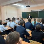 Разговоры о важном: депутаты «Единой России» продолжают проводить в школах уроки Конституции