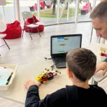 В Кстово Нижегородской области активисты «Единой России» организовали мастер-класс по робототехнике для детей
