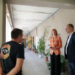 Депутат ЗСК Светлана Ангальт проверила выполнения ремонтных работ в Доме культуры поселка Лазурного