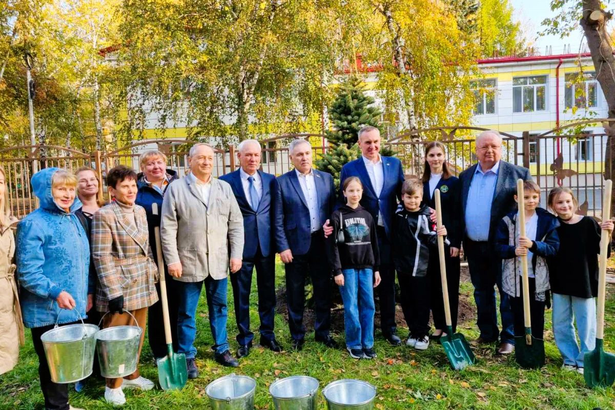 В День учителя в Тюмени открыли обновленный сквер Школьный