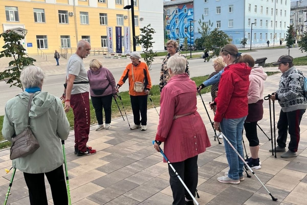 «Активное долголетие»: Жители Новокуйбышевска осваивают скандинавскую ходьбу