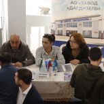 Порядка 300 граждан приняли участие в ярмарке вакансий на заводе «Дагдизель» в Каспийске