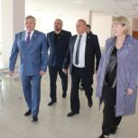 Сенатор С. Михайлов с делегацией депутатов посетил новую школу села Баляга