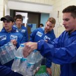 Молодогвардейцы Москвы передали в госпиталь им. Н. Н. Бурденко более 2 тысяч бутылок воды