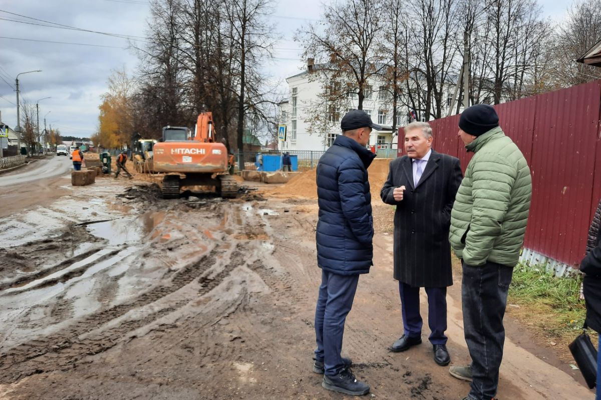 Сергей Деменков совместно с Олегом Болоховцом проконтролировали ход работ по улице Космонавтов в городе Костроме