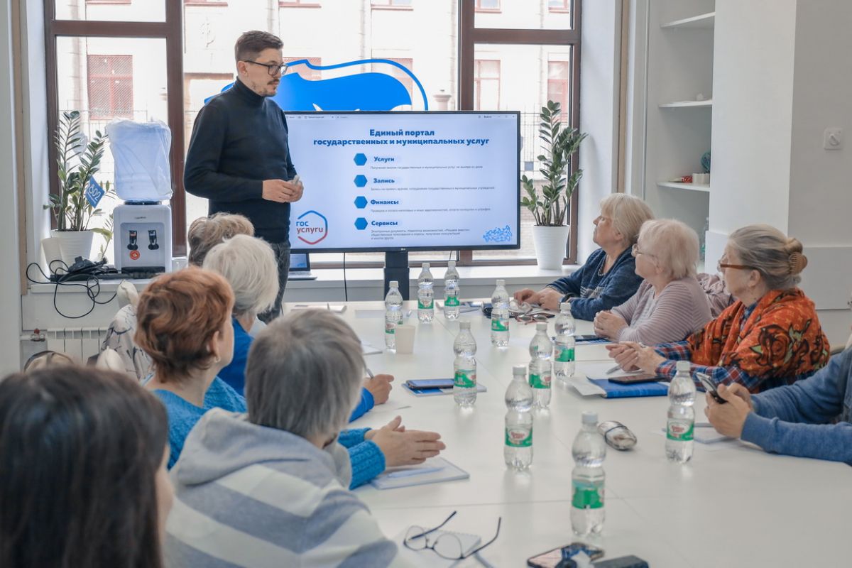 Цифровые волонтеры обучают нижегородских пенсионеров пользоваться  онлайн-сервисами для получения государственных и муниципальных услуг