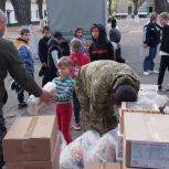 «Единая Россия» доставила гуманитарную помощь из Ставропольского края воспитанникам школы-интерната в ЛНР