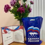В Островном партийцы поздравили Центр культуры, досуга и библиотечного обслуживания