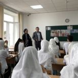 Депутат Дайтбек Сайпов провел урок «Разговор о важном» в Хасавюртовской школе