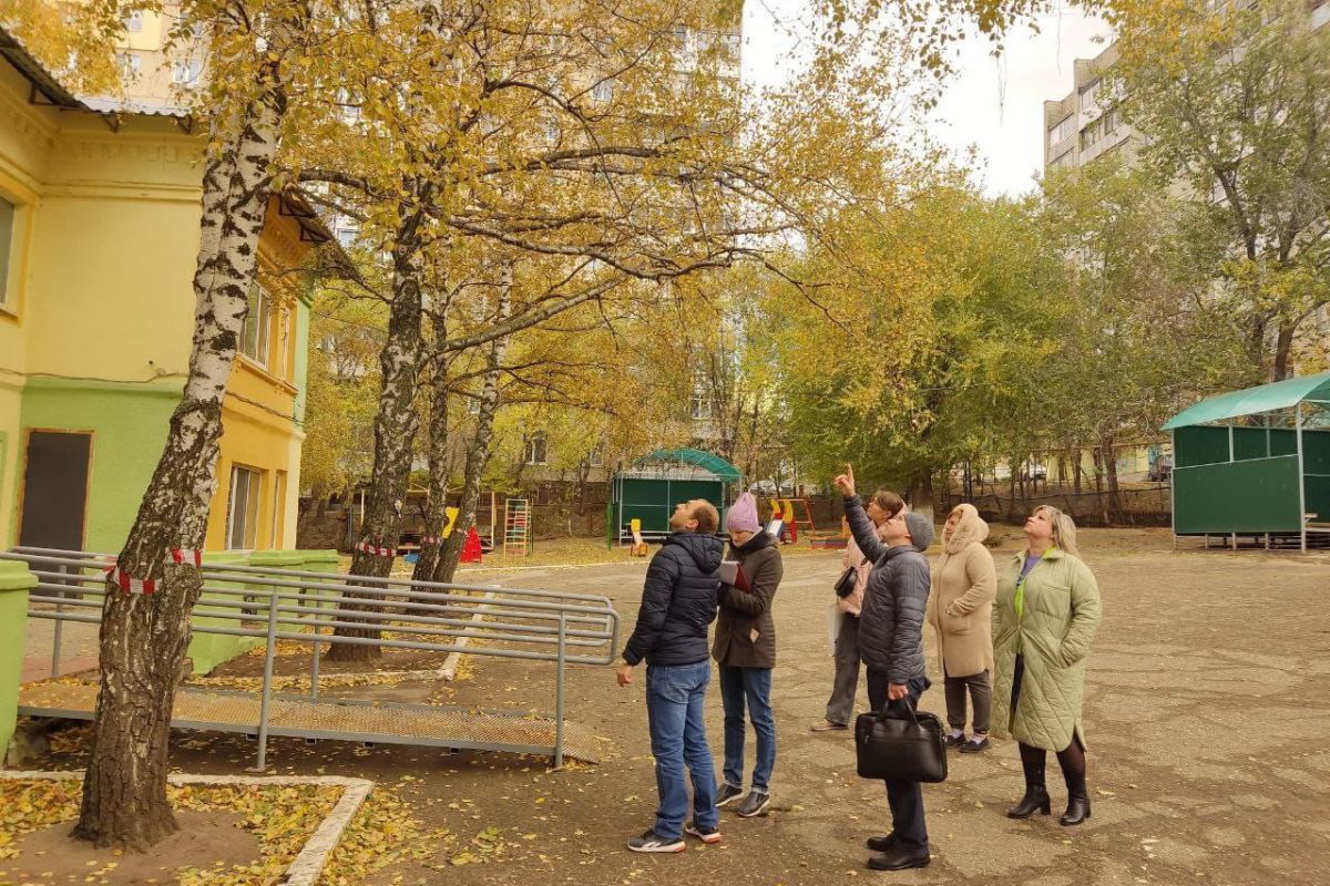 Во дворе детского сада №128 проверили зеленые насаждения