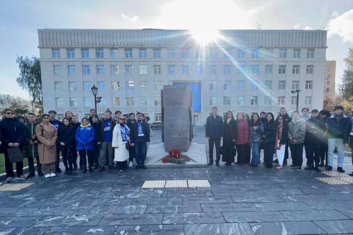 В День Московского народного ополчения единороссы и активисты запада Москвы  возложили цветы к памятнику на Кутузовском проспекте