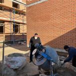 Активисты «Партийного десанта» оценили темпы строительства новой школы в Наурском районе