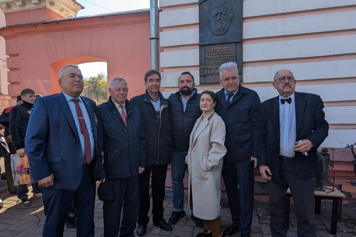 В Магнитогорске открыли памятную доску скульптору