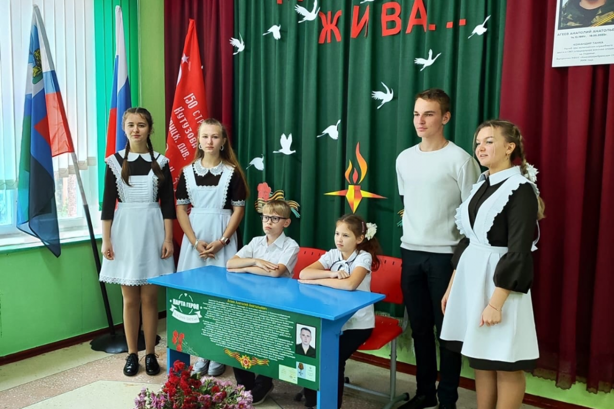 В память о погибших в СВО белгородцах в регионе открыли Парту Героя и установили памятные таблички