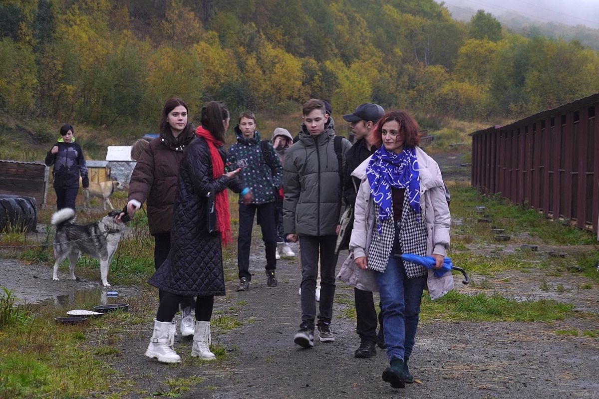 Единороссы Камчатки устроили для школьников экскурсию в приют для бездомных собак