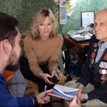 «Забота рядом»: Донские депутаты и активисты «Единой России» навестили с подарками ветерана Великой Отечественной войны