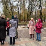 Установку скамеек и фонарных столбов завершают в парке Ветеранов в Вологде