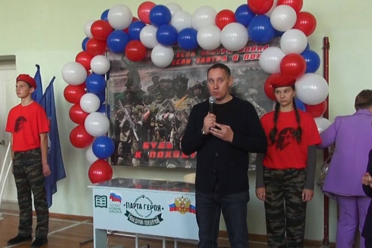 В Саратовской области «Единая Россия» открыла Парту Героя в честь Героя России