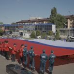 Молодогвардейцы Дагестана развернули большой российский флаг ко Дню воссоединения новых регионов