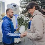 Цветы, подарки, школьный вальс: «Единая Россия» поздравила с профессиональным праздником педагогов по всей стране