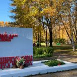 «Кому, как не молодежи, мы обязаны передавать нашу общую память» - петербургские единороссы провели уборку мемориалов и памятных мест