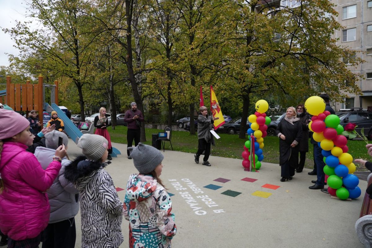 Горки, качели, современное покрытие – во Фрунзенском районе Петербурга появляются новые детские площадки