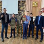 С уссурийскими школьниками встретились депутаты и участник СВО
