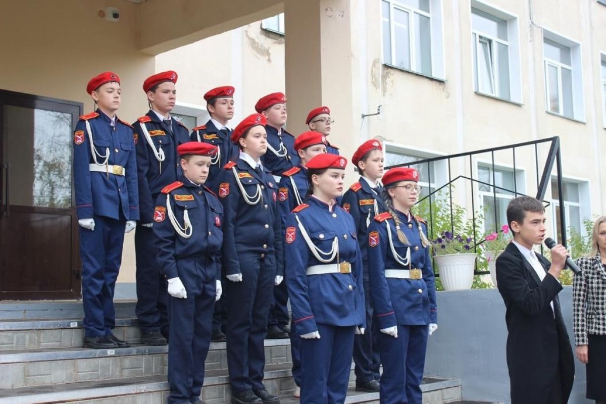 В кировской школе №18 открыли мемориальную доску герою