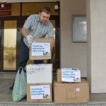 Очередную партию помощи передали партийцы во Власихе приюту для животных «Умка»