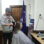 Мастер-класс и бесплатные стрижки: единороссы организовали социальные акции для москвичей