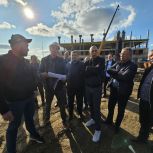 Единороссы проверили ход строительства школы в Исилькуле