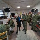 Активистки «Женского движения Единой России» в Комсомольском районе встретили солдат, прибывших на срочную службу