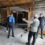 Партийцы Енисейского района проверили ход капитального ремонта Дома культуры