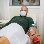 Во имя жизни: единороссы, активисты-общественники, депутаты и неравнодушные жители сдают кровь