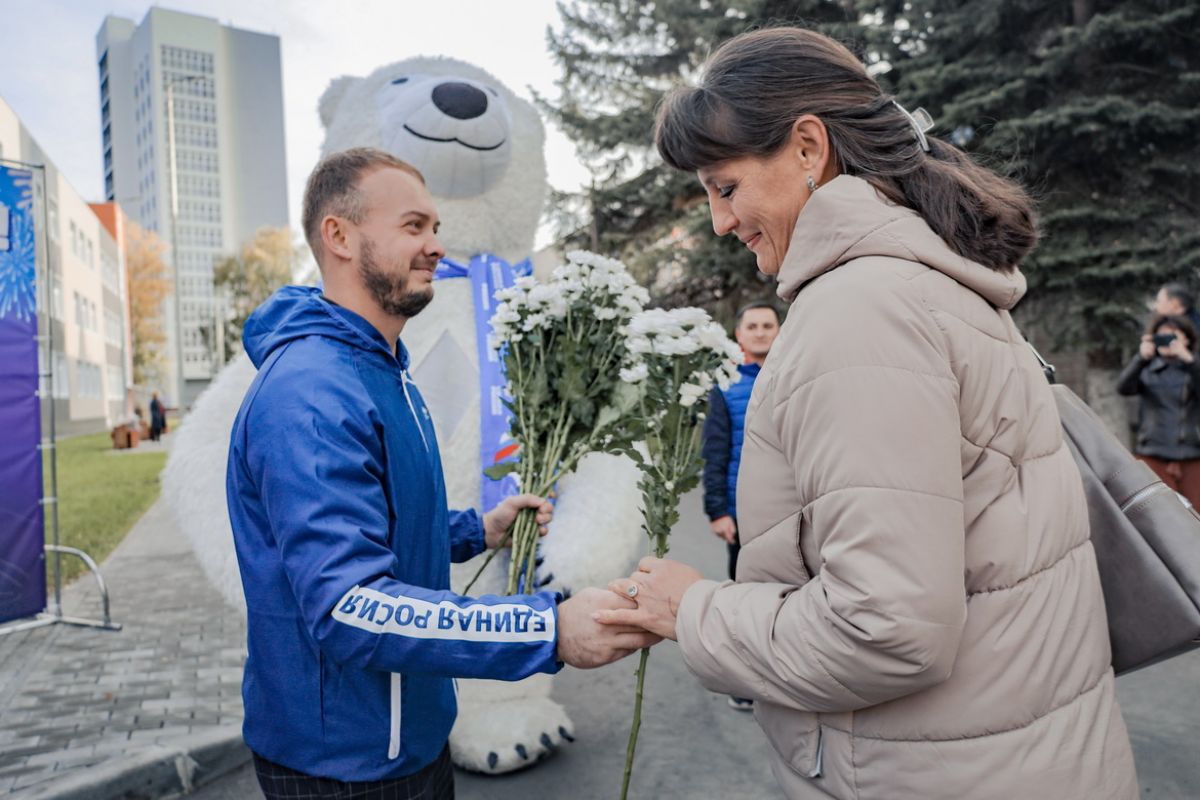 Цветы, слова благодарности, школьный вальс - акция «Спасибо учителям!»  прошла в Сормовском районе Нижнего Новгорода