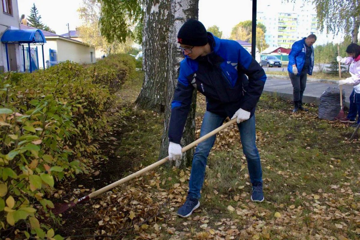 Пензенские активисты «Молодой Гвардии» провели субботник в сквере «Чайка»