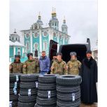 Депутат Госдумы Артём Туров совместно с Митрополитом Исидором передал шины для автомобилей бойцов-смолян в зоне СВО