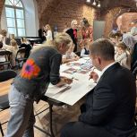 Юные петербуржцы научились рисовать белых медведей на мастер-классе, организованном «Единой Россией» и общественниками