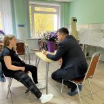 Депутат Госдумы Александр Толмачев навестил пострадавшую от наезда авто сотрудницы УК в Щелкове