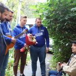 Волонтеры «Единой России» организовали концерт для ветерана