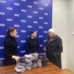 «Так мы приближаем нашу победу»: пенсионерка передала в региональное отделение «Единой России» сто пар теплых носков для военнослужащих в зоне СВО