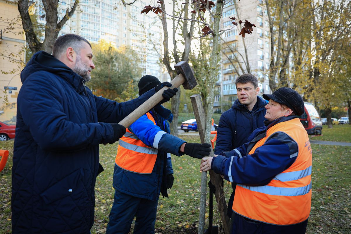 «Чуть-чуть прикоснуться к этому и внести толику своей силы, души всегда приятно» - Сергей Боярский присоединился к «Большому семейному субботнику» в новом сквере Раисы Штрейс