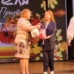 Цветы, сувениры и награды: «Единая Россия» поздравила учителей в регионах